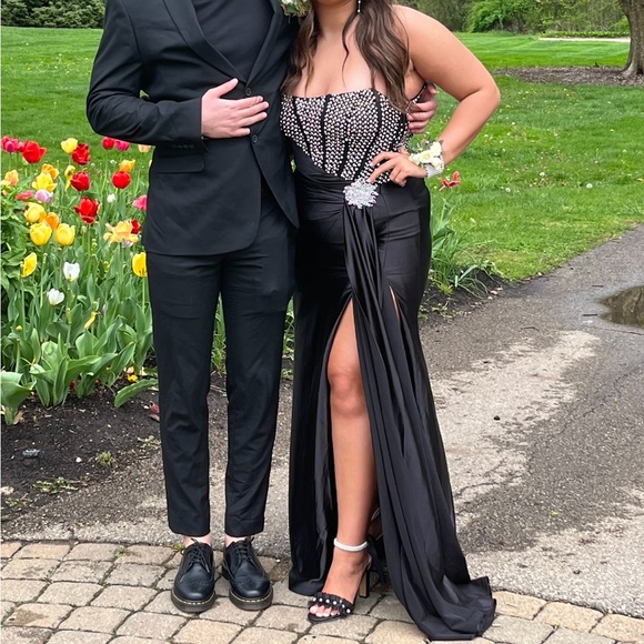 Beautiful prom dress black sold with stones - Picture 2 of 2